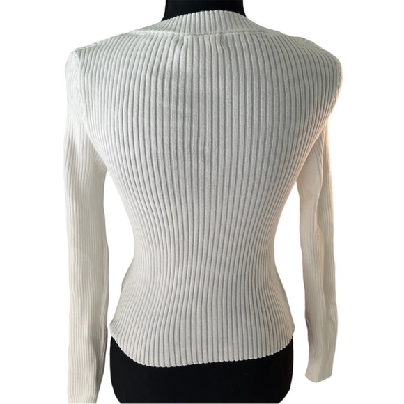 White ribbed sweater in size large. 3/20$ - Picture 2 of 3
